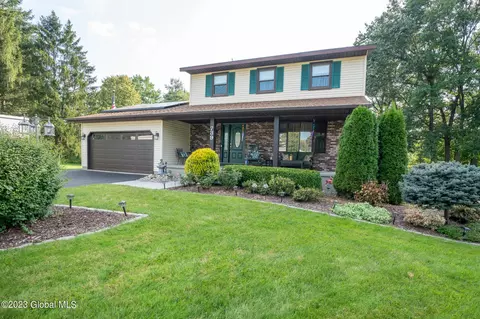 739 Bobby Ct, Niskayuna, NY 12309