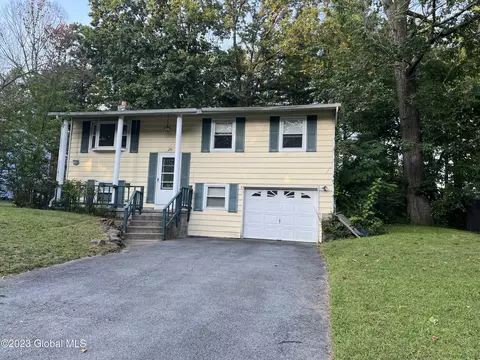 26 Lamplighter Ln, Saratoga Springs, NY 12866