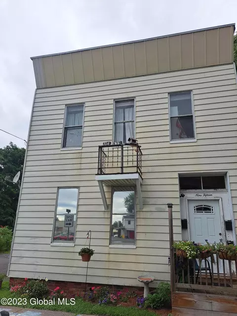915 23rd St, Watervliet, NY 12189