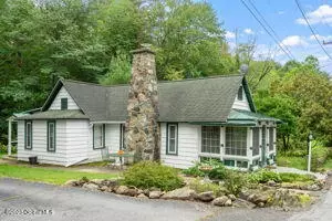 28 Andrew Ave, Round Lake, NY 12151