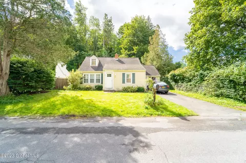 16 Hillside Dr, Wynantskill, NY 12198