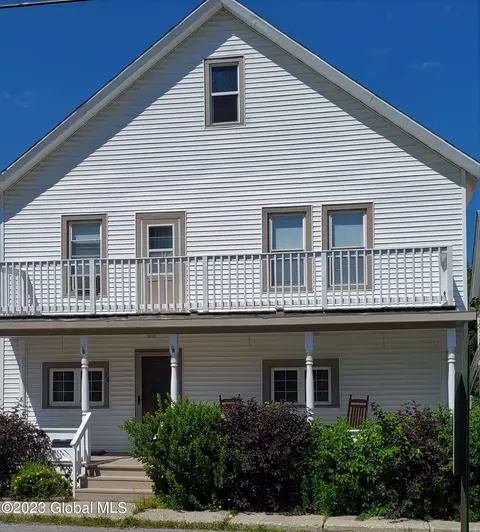 38 4th St, Hoosick Falls, NY 12090