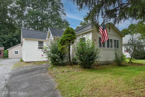 11 Orchard St, Selkirk, NY 12158