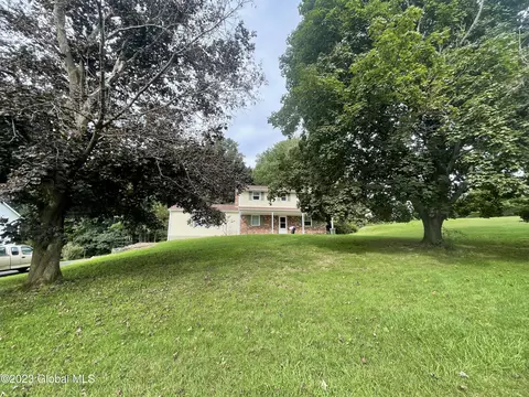 129 Wood Dale Dr, Ballston Lake, NY 12019