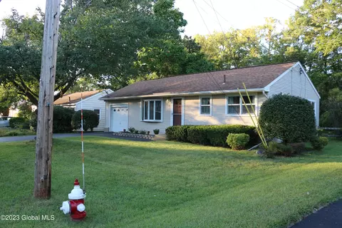 14 Winslow Dr, Schenectady, NY 12309