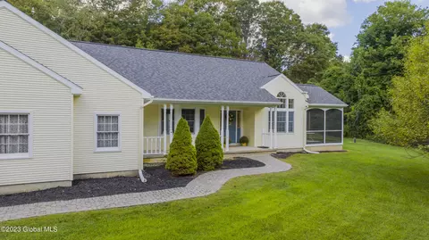 145 Boulderwood Dr, Queensbury, NY 12804