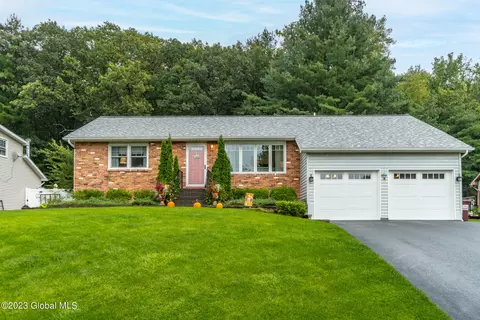 19 Concord Dr, Schenectady, NY 12309