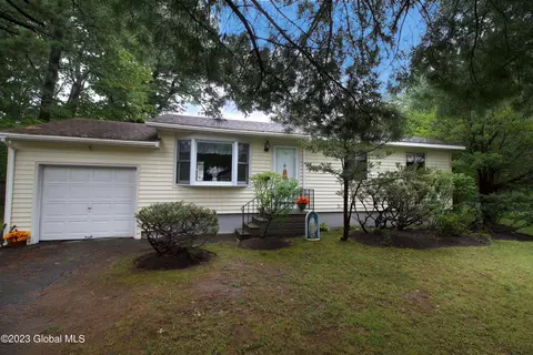 538 Clayton Rd, Schenectady, NY 12304