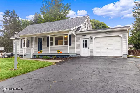 32 Manchester Dr, Clifton Park, NY 12065