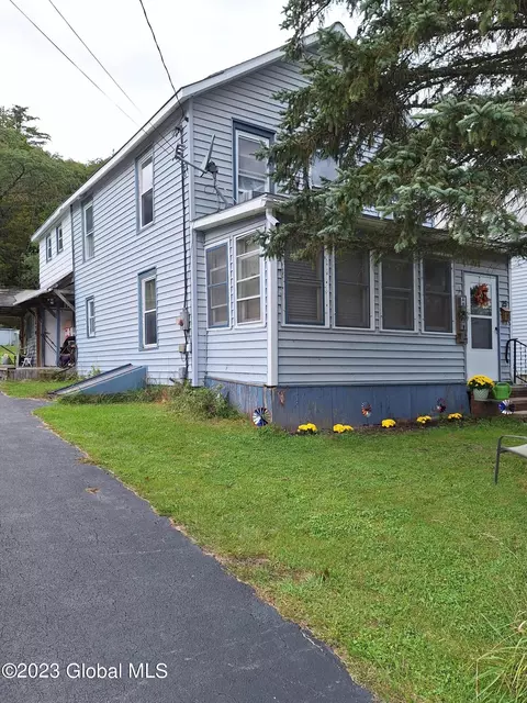 25 Blinn St, Whitehall, NY 12887