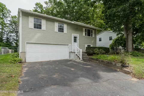 8 Ferndell Spring Dr, Saratoga Springs, NY 12866