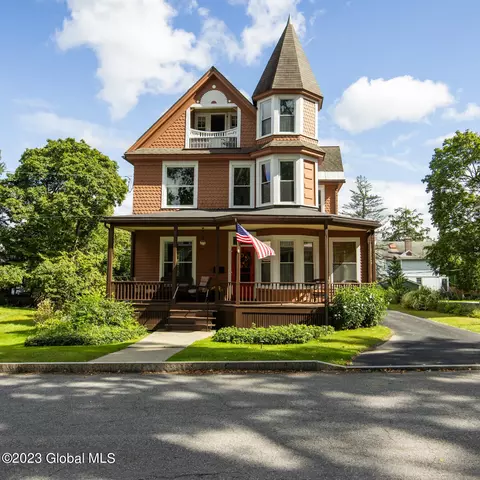 19 N Lyons Ave, Menands, NY 12204