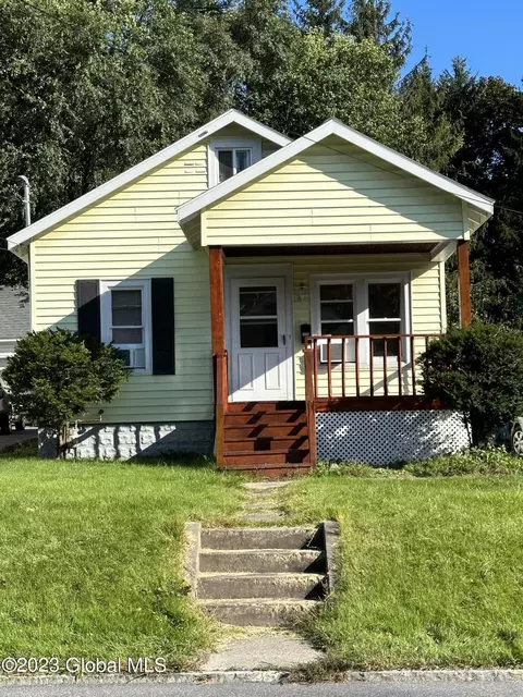 1256 Van Antwerp Rd, Niskayuna, NY 12309