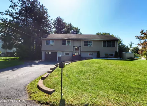7 Greenway Dr, Glenville, NY 12302