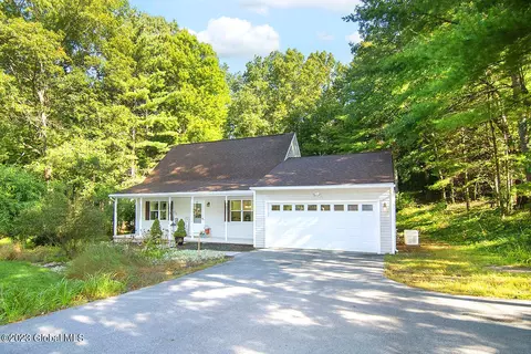 30 Stevens Ct, Saratoga Springs, NY 12866