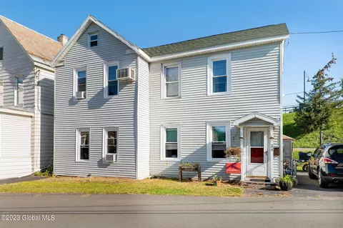 24 Mohawk Ave, Waterford, NY 12188