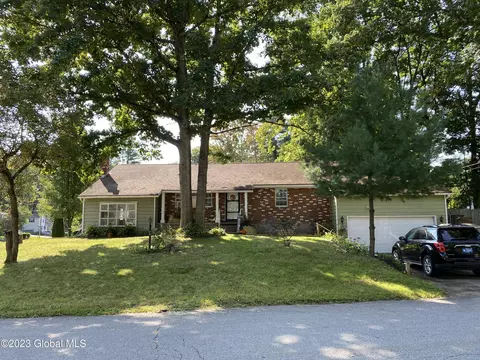 1 Fern Dr, Saratoga Springs, NY 12866
