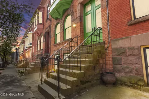 82 Chestnut St, Albany, NY 12210
