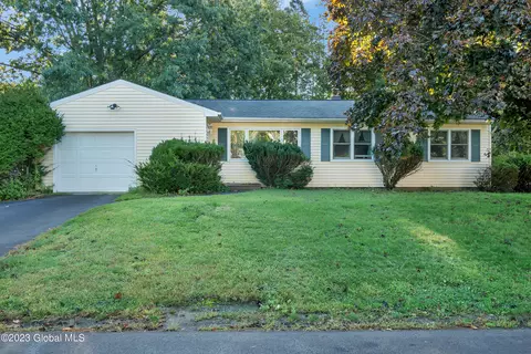 9 Clearview Blvd, Castleton On Hudson, NY 12033
