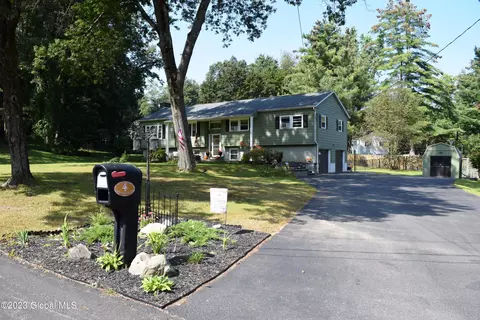 4 Woodview Ct, Ballston Lake, NY 12019