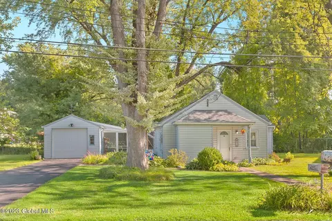 3 Maewin Dr, Glenmont, NY 12077