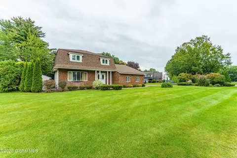 345 Dolan Dr, Schenectady, NY 12306 photo 2