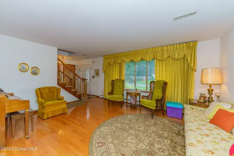 345 Dolan Dr, Schenectady, NY 12306 photo 9