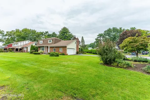 345 Dolan Dr, Schenectady, NY 12306 photo 3