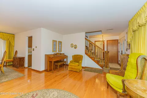 345 Dolan Dr, Schenectady, NY 12306 photo 8