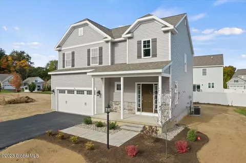 30 Bradley Cir, Halfmoon, NY 12065