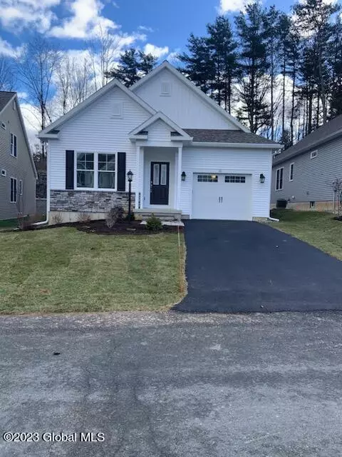 31 Bradley Cir, Halfmoon, NY 12065