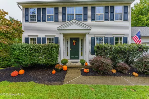 212 S Springhurst Dr, East Greenbush, NY 12061