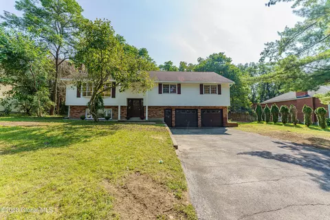 29 Northgate Dr, Albany, NY 12203