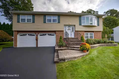 14 Wilshire Dr, Colonie, NY 12205