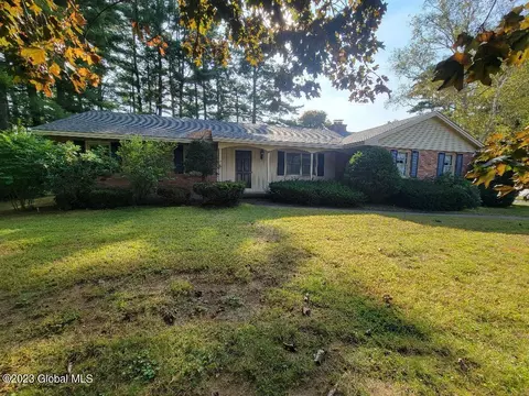 18 Moorwood Dr, Queensbury, NY 12804