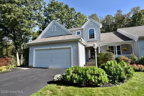 6 Parkland Ct, Clifton Park, NY 12065