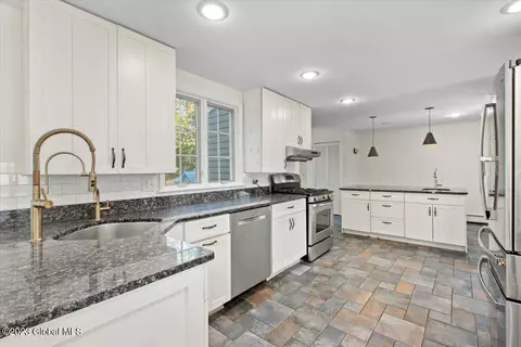 30 E Bayberry Rd, Glenmont, NY 12077 photo 5