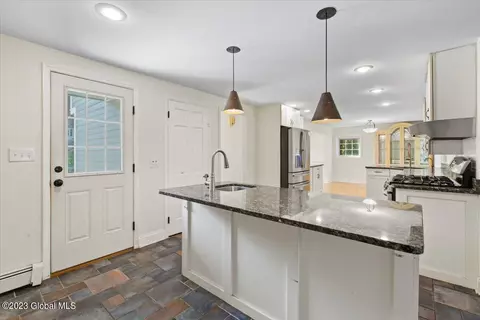 30 E Bayberry Rd, Glenmont, NY 12077 photo 3