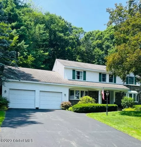 4 Upper Ball Ct, Menands, NY 12204