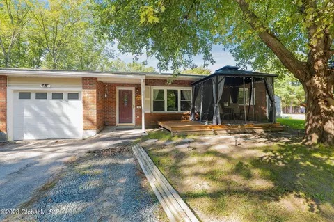 5 Deer Crk # c, Clifton Park, NY 12065