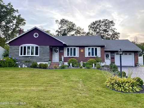 20 Merritt Dr, Rotterdam, NY 12306