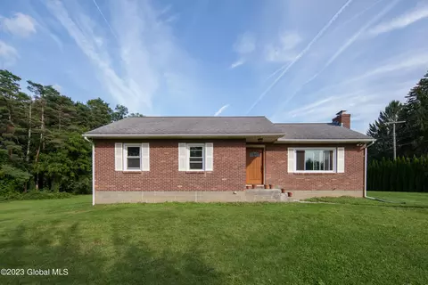 8 Gardner Rd, Wynantskill, NY 12198