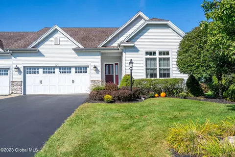 13 Hampton Cir, Mechanicville, NY 12118