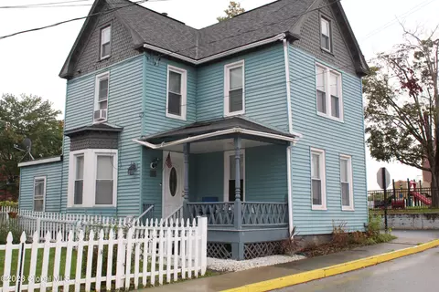 15 School St, Stillwater, NY 12170