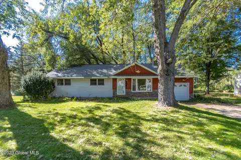 10 Komar Dr, Ballston Lake, NY 12019