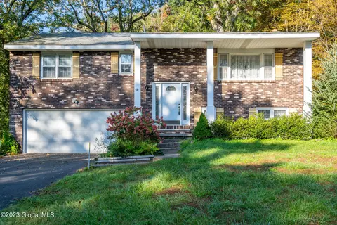 3047 Williamsburg Dr, Schenectady, NY 12303