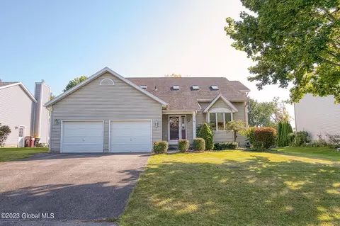 18 Valleywood Dr, Niskayuna, NY 12309