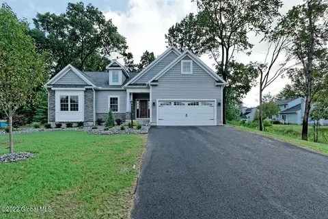 11 Royal Ct, Cohoes, NY 12047