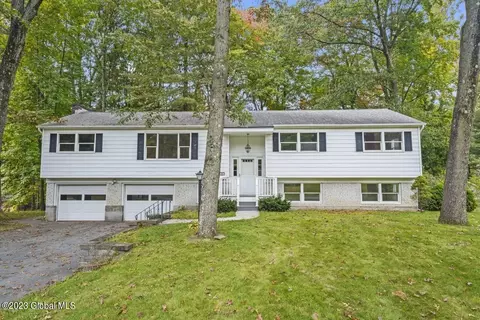 25 Casablanca Ct, Clifton Park, NY 12065