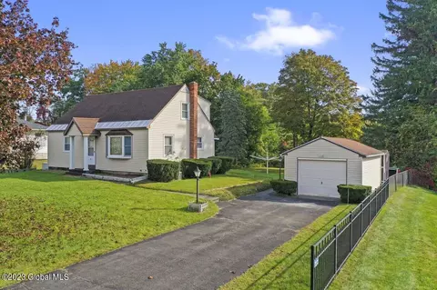 5 Freeman Ln, Halfmoon, NY 12065